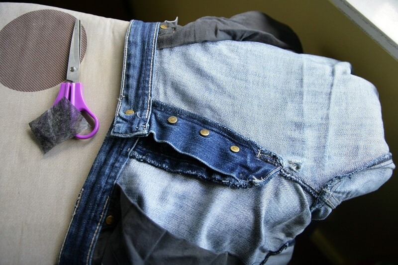 Tips mencuci celana jeans - balik celana jeans