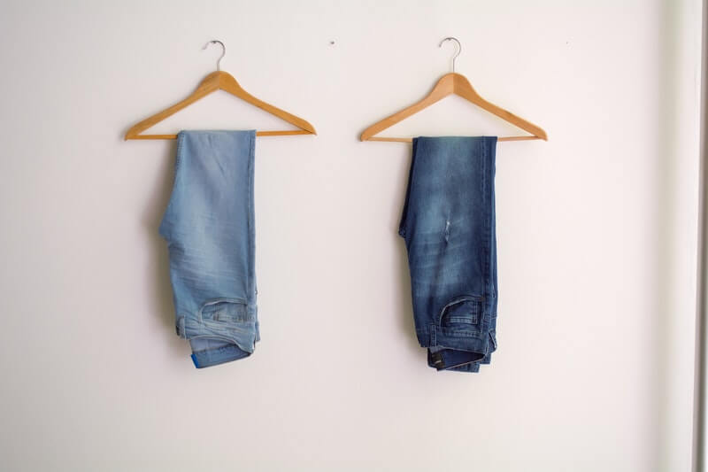 Cara merawat celana jeans yang benar - Gantung Celana Jeans