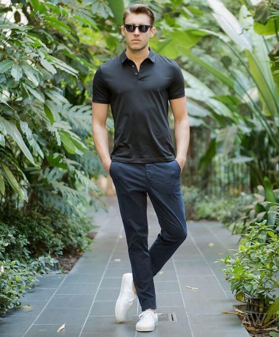Pakai polo shirt hitam untuk gaya monochrome pria